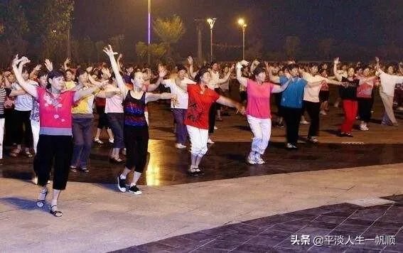 在小区楼下跳广场舞的大妈们被居民放大悲咒神曲驱散，你怎么看？