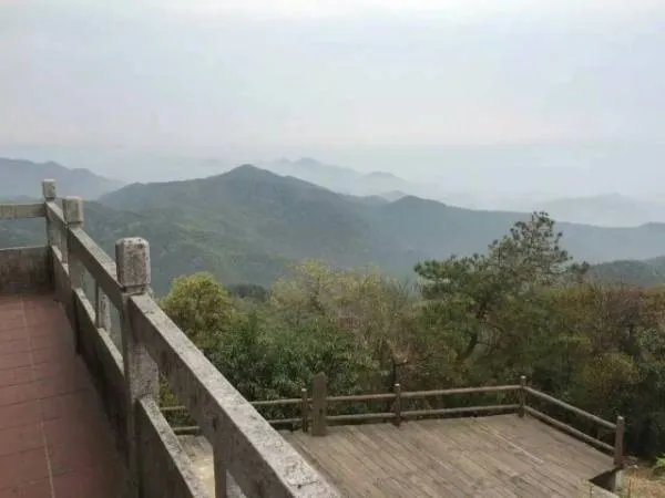 谁有qq聊天背景的图片，比较适合男生的， 分享几张