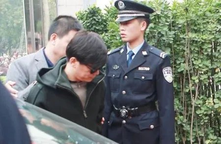 直播王宝强离婚案 现场惊现闹事者大喊宝强是“人渣”