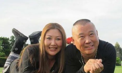 郭德纲的妻子曾给徒弟们下跪说：咱们散了吧！是怎么回事？