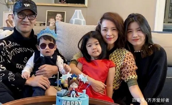 章子怡晒出全家福,儿子正面照首次曝光,你作何评价?