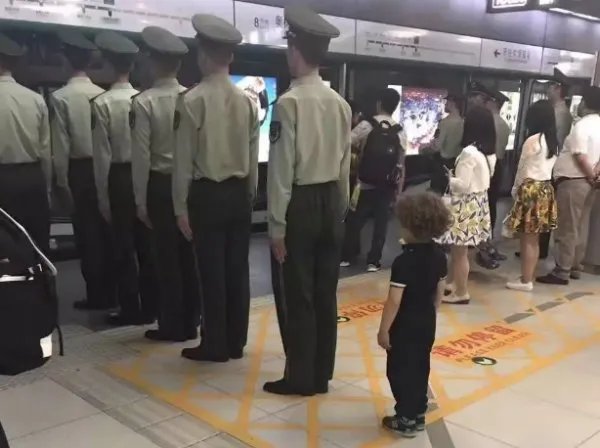 武警地铁排队被疑是怎么回事？