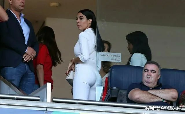 C罗女友乔治娜晒独自游玩美照，刚29分钟点赞数就超过了18万，你怎么看？