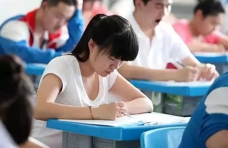 河南商丘一男生超一本线27分哭着报喜，这样的分数能选择什么样的学校？