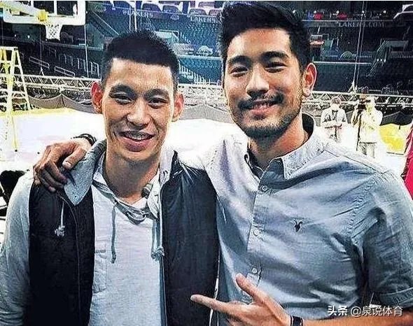 今晚的CBA，林书豪身穿印有自己和高以翔合影的球鞋出战，以此来缅怀好友，你怎么看？