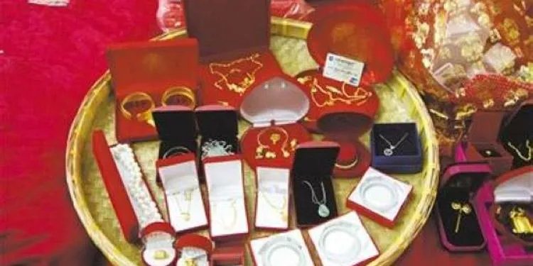 挑68万彩礼提亲，你家乡结婚彩礼是什么讲究呢？