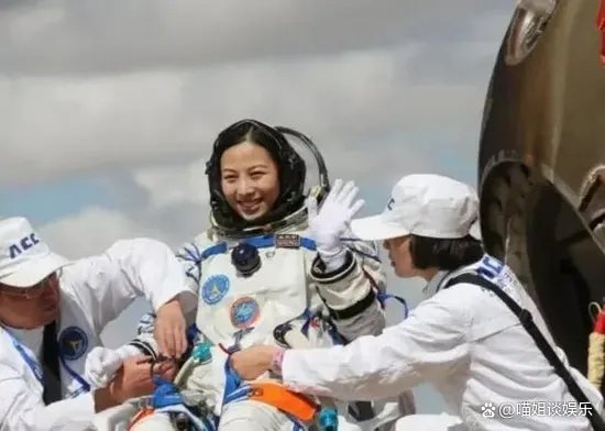 三位英雄太空凯旋，为何航天员返回后要抬着走呢？