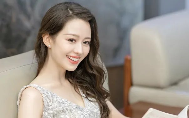 郎朗妻子吉娜产后晒照，扎丸子头细腰长腿少女感十足，产后的她状态如何？