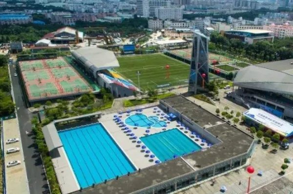 金饰被扔泳池女子要求放水找，管理方说先给6千块才行？