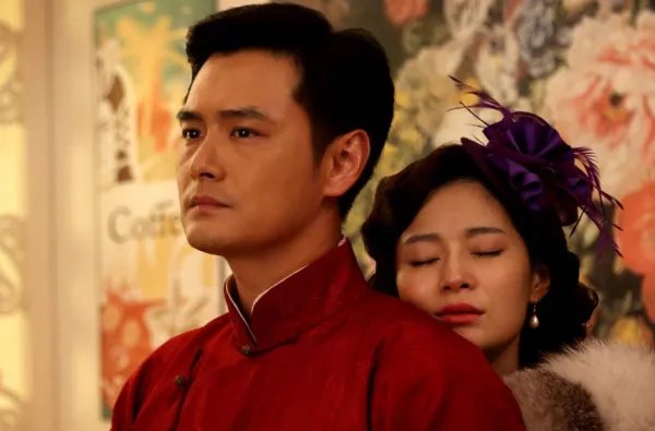 剧中是母子，现实却是夫妻，给双胞胎儿子取的名字很有意思，她是谁