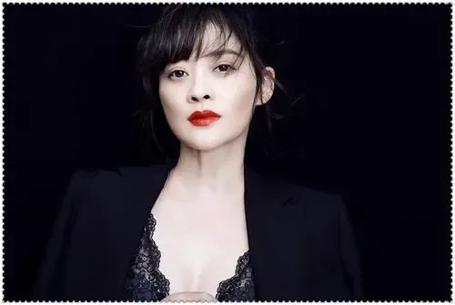 梅婷一家四口走机场，身穿黑色运动服，你喜欢她吗？