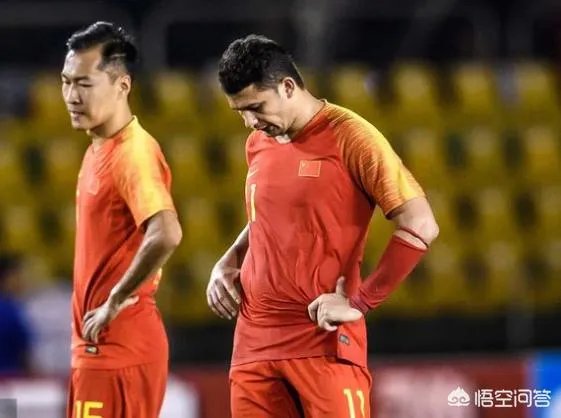 国足最新一期大名单出炉，锋线上有三名中锋，艾克森会再一次被安排到边路位置上吗？