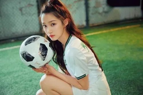 迪丽热巴和关晓彤同穿运动装，谁更青春漂亮？