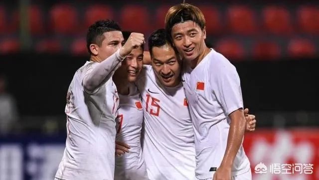 国足最新一期大名单出炉，锋线上有三名中锋，艾克森会再一次被安排到边路位置上吗？