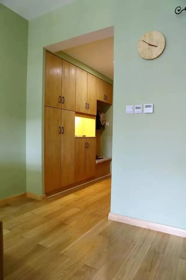 卡座加上玻璃隔断，把餐厅和客厅给分成两个空间！