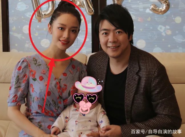 郎朗妻子吉娜产后晒照，扎丸子头细腰长腿少女感十足，产后的她状态如何？