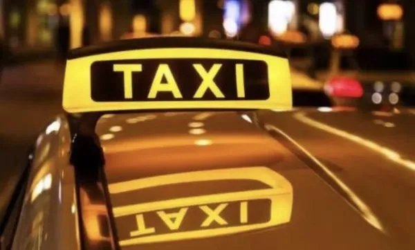 浙江25岁的哥敷面膜开车，他这种行为违法吗？