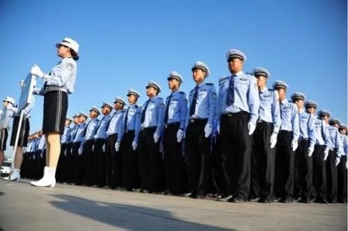 民警嘶吼50分钟喊村民起床，这是怎么一回事？