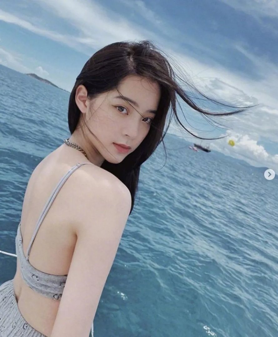 欧阳娜娜泳装写真，发育太好！