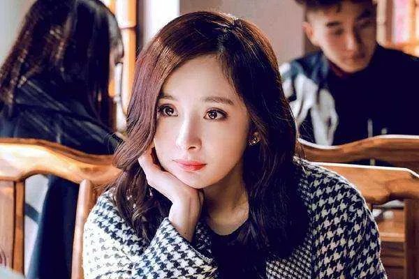 杨幂是迪丽热巴的老板，那她平时会训斥迪丽热巴吗？