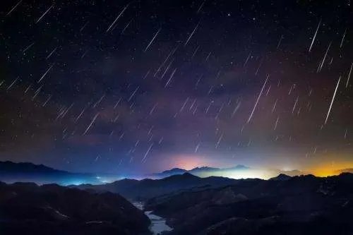 9月火星伴月流星雨等轮番上演，流星雨是怎么形成的？