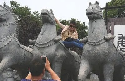 男子进太庙护栏站御道拍照被拘留，这种不文明的行为为何屡禁不止？