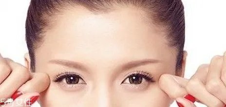 假睫毛是贴在上面还是下面?贴假睫毛的常见错误