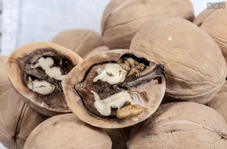 核桃价格创新低 种植户称卖了不如喂猪