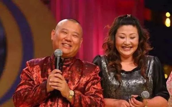 郭德纲的妻子曾给徒弟们下跪说：咱们散了吧！是怎么回事？