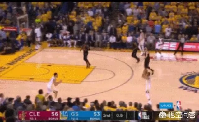 库里在总决赛第一场投压哨超远三分时，汤普森看上去比库里还紧张，怎么评价这种友谊？