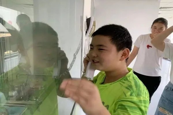 如何看待10岁男孩为父亲捐骨髓增重30斤这件事呢？