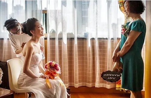 女儿结婚妈妈穿什么衣服好 新娘母亲着装技巧