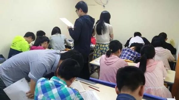 河北女子在家办补习班致多人阳性被刑拘，她违反了哪些法律规定？