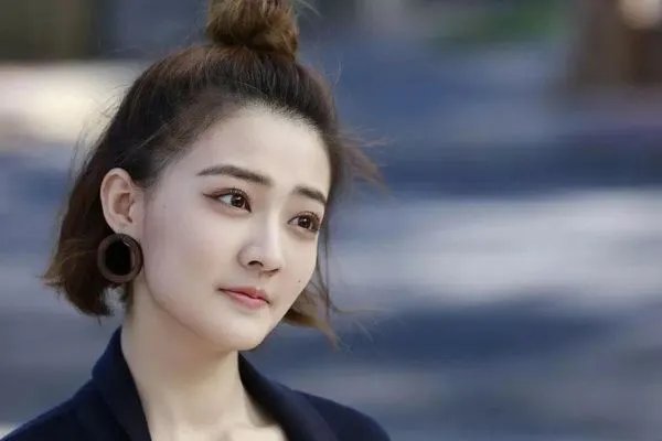 英气逼人的徐璐在之前是一位军人，如果不进娱乐圈，她留在部队会怎么样？