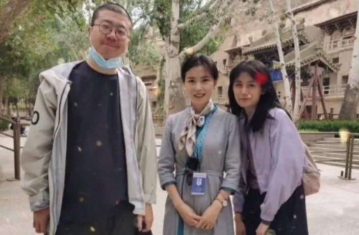 李诞黑尾酱同框与路人合影，两人的婚变是否真的只是造谣？