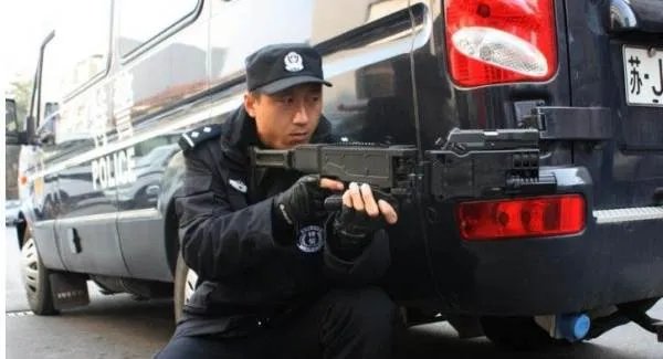 拐弯枪到底是怎么拐弯的，子弹直接在枪管里转圈吗