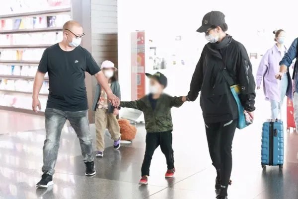 梅婷一家四口走机场，身穿黑色运动服，你喜欢她吗？