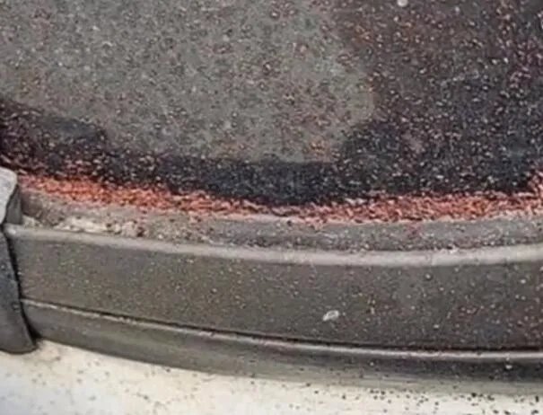 瑞士小镇下起巧克力雨是怎么回事  瑞士小镇为什么会下起巧克力雨