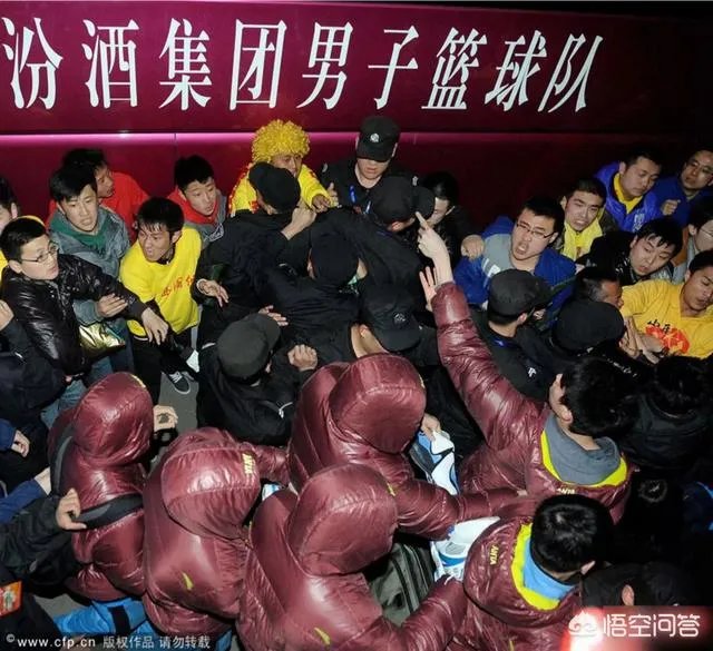 马布里当年在球员通道暴打山西队球迷被围堵大巴车，当时是怎么回事？
