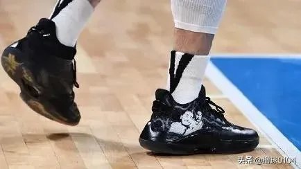 今晚的CBA，林书豪身穿印有自己和高以翔合影的球鞋出战，以此来缅怀好友，你怎么看？