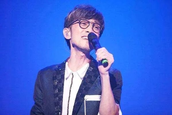 音乐教父被冯提莫点评，谁能说说周传雄的音乐成就？