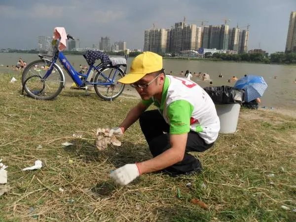 蜘蛛侠90度崖壁捡垃圾引围观，工作人员对此说了什么？