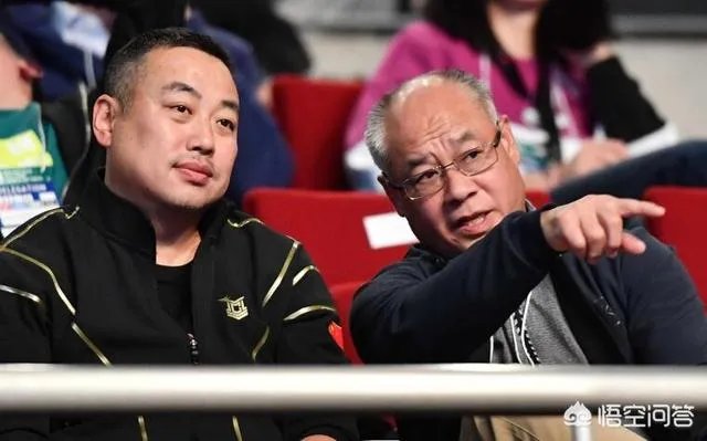 乒乓球男团半决赛，李宁为何跟刘国梁同框出镜观战中日焦点赛呢？