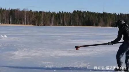 辽宁丹东三小伙坠入冰窟身亡，事故发生的原因是什么？