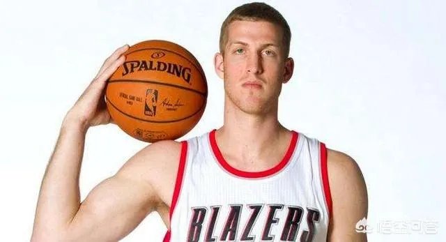 你觉得NBA掘金队普拉姆利适合打中锋吗？