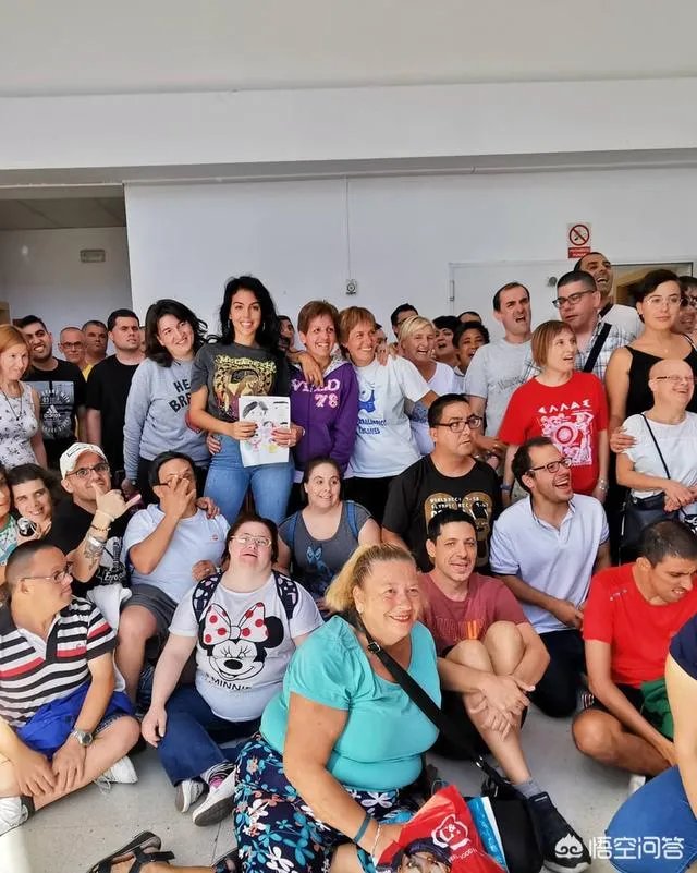 C罗女友乔治娜晒独自游玩美照，刚29分钟点赞数就超过了18万，你怎么看？