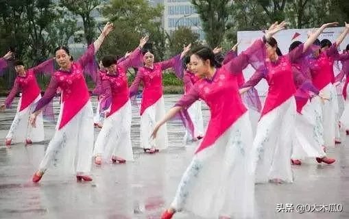 在小区楼下跳广场舞的大妈们被居民放大悲咒神曲驱散，你怎么看？