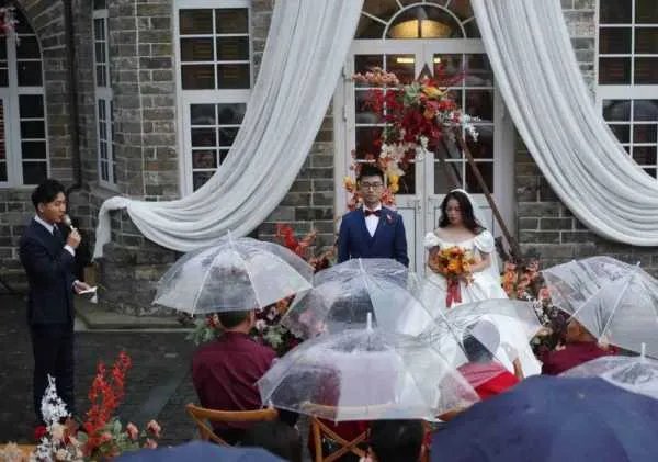 如何看待婚礼现场爷爷奶奶亲自送戒指这件事？