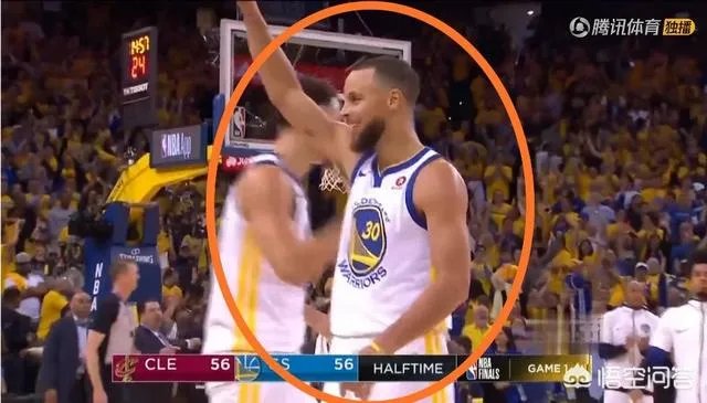 库里在总决赛第一场投压哨超远三分时，汤普森看上去比库里还紧张，怎么评价这种友谊？