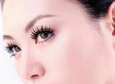 假睫毛是贴在上面还是下面?贴假睫毛的常见错误